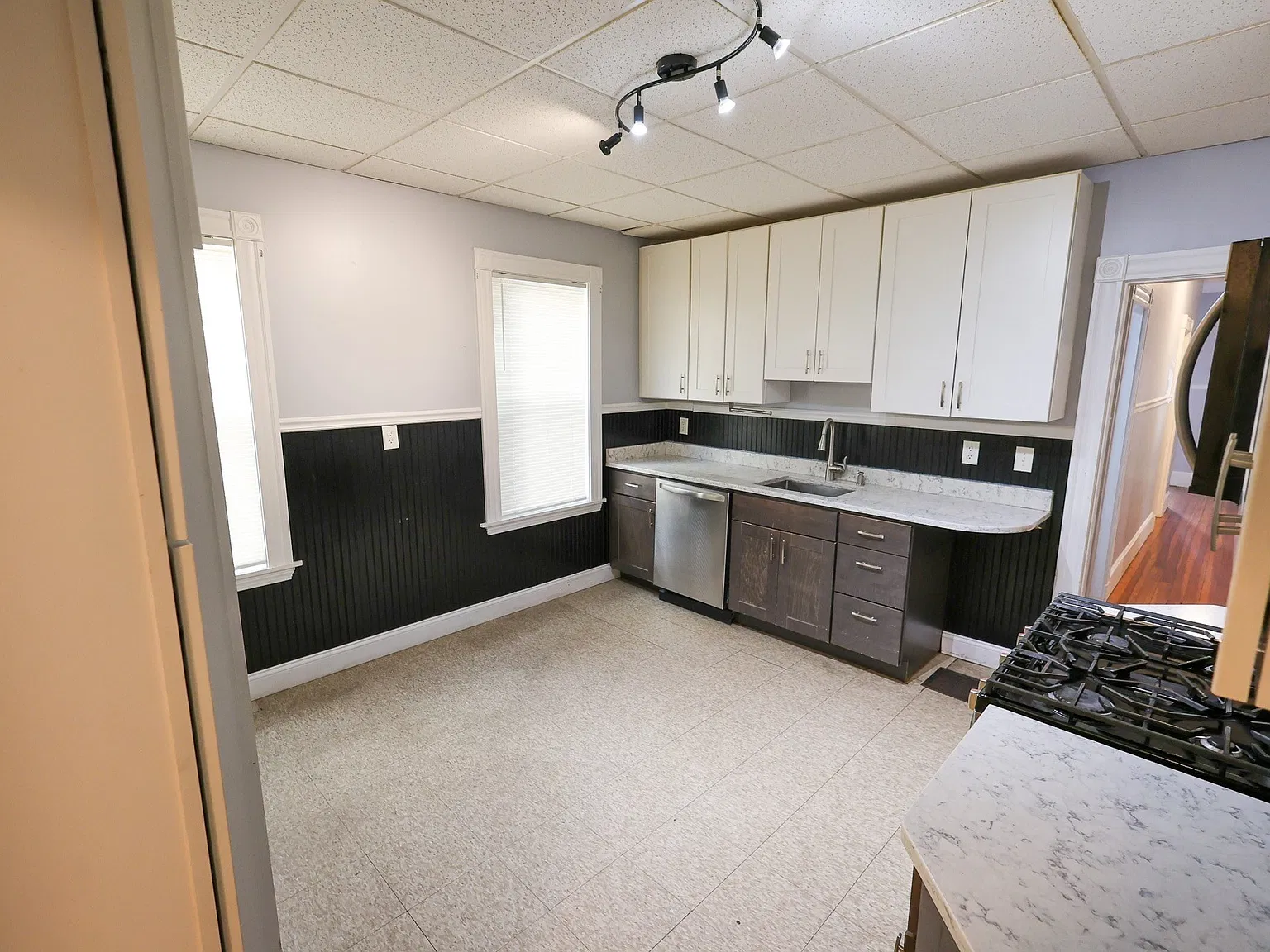 4 bed, 1.0 bath, 1100 sqft, $3,000 — Photo 2