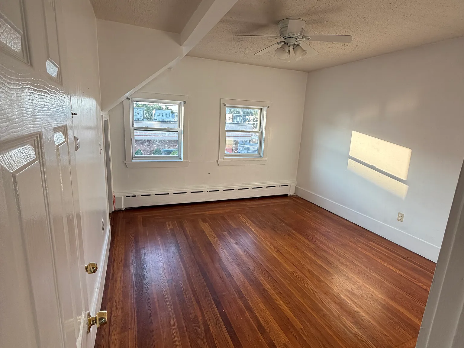 4 bed, $3,600 — Photo 2