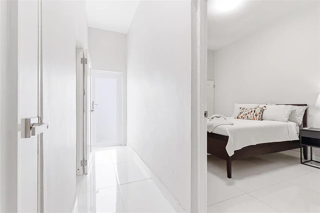 2 bed, 1.0 bath, 754 sqft, $4,100 — Photo 3