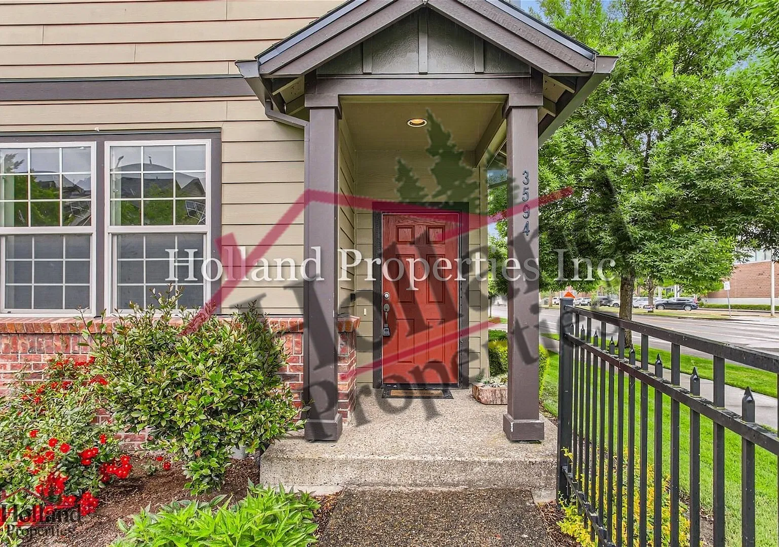 Wonderful 3-Level Hillsboro Townhouse! Special $500 credit on your first month's rent! — Photo 3