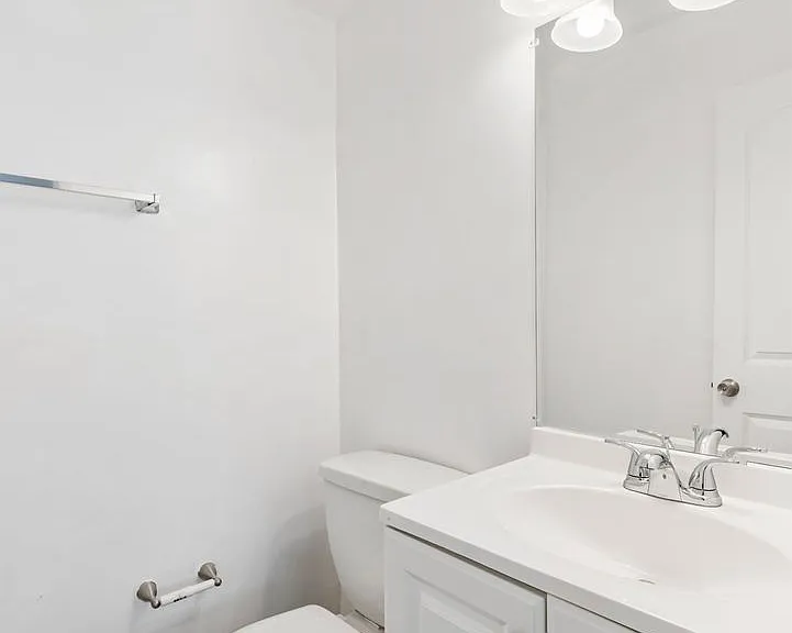 Tarzana Court Apartments — Photo 17