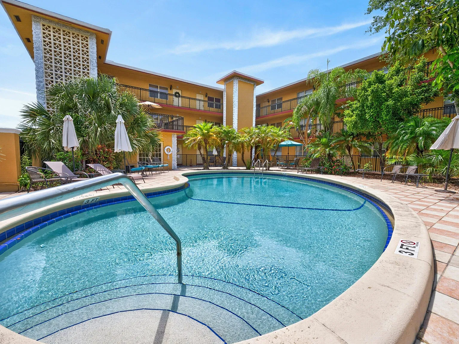 Sevilla Courts Condo — Photo 4