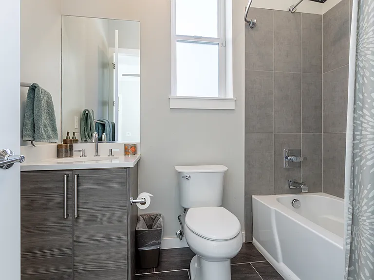 2nd Level Full Bathroom (tub/shower)
