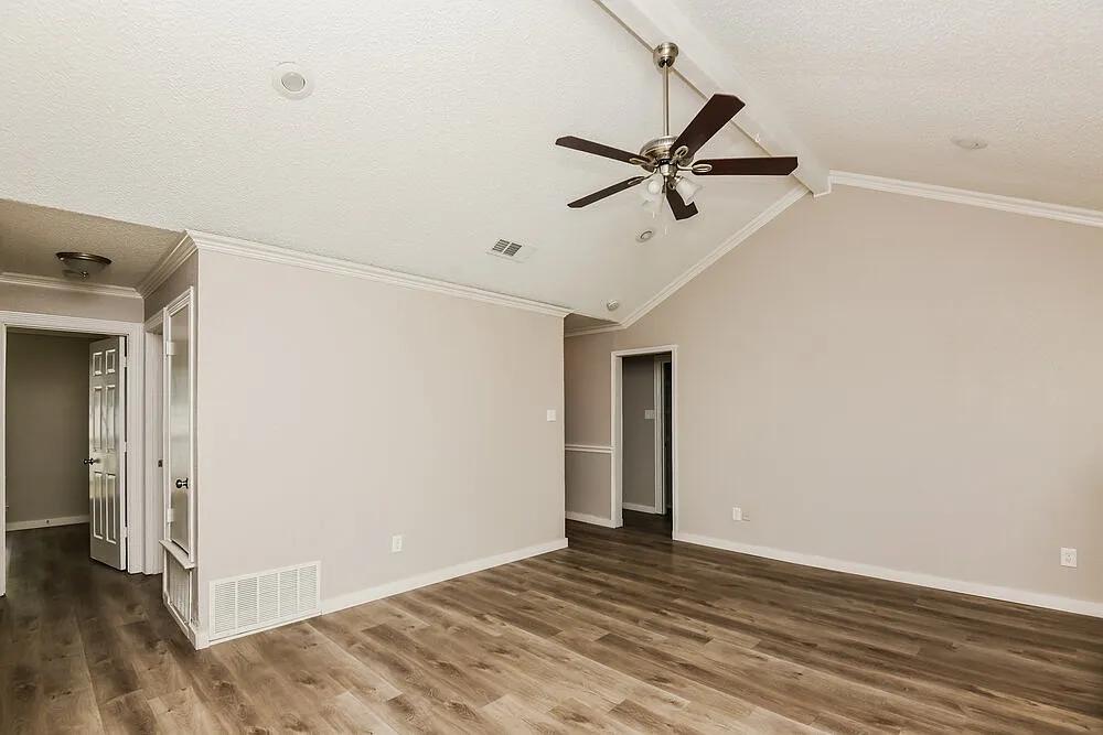 3 bed, 2.0 bath, 1144 sqft, $1,985 — Photo 3
