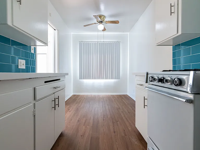 Gayley Manor Apartments — Photo 16