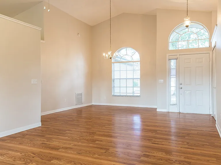 502 Valencia Place Cir — Photo 3