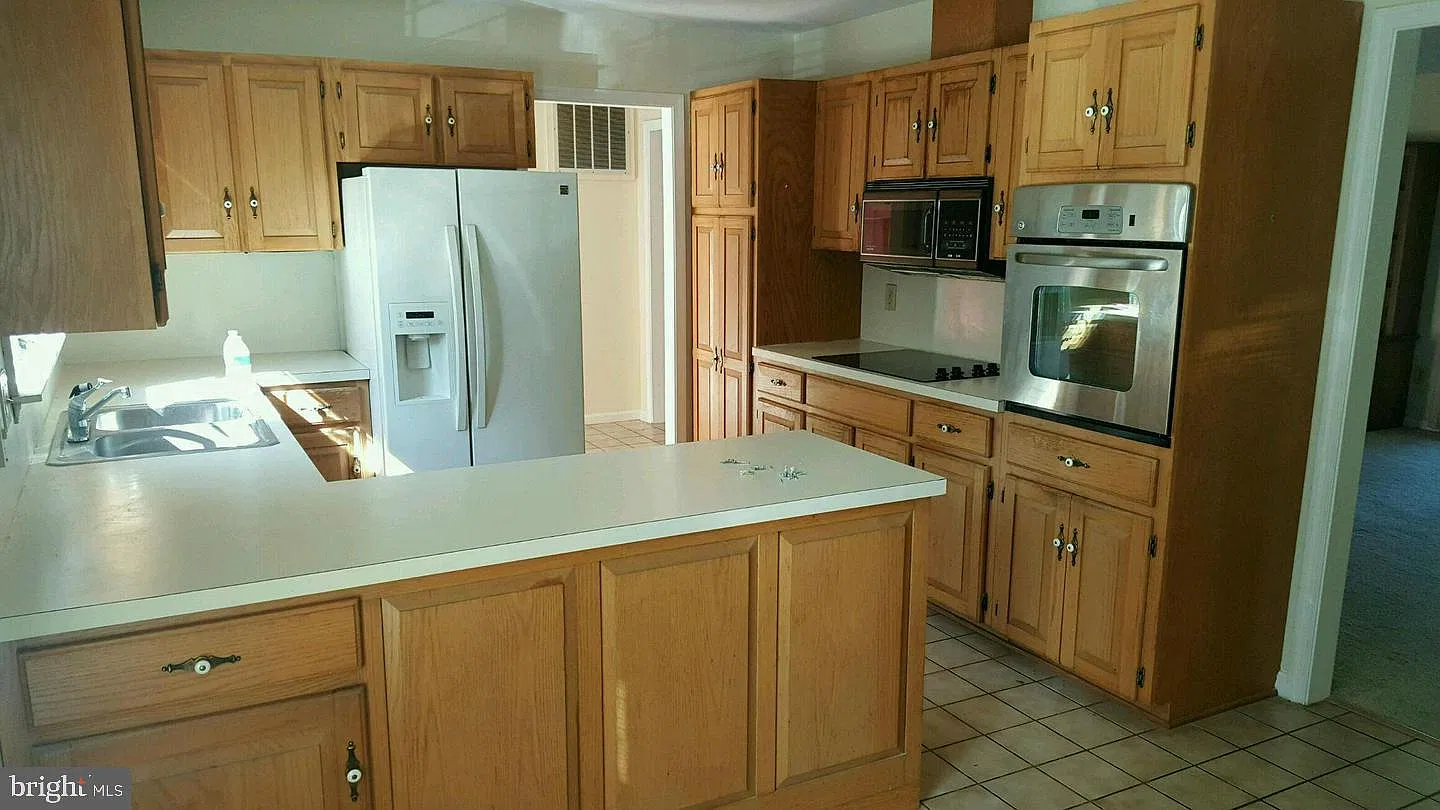 3 bed, 2.0 bath, 1600 sqft, $2,300 — Photo 2