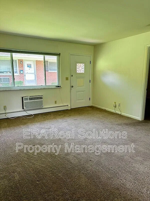 2 bed, 1.0 bath, $950 — Photo 2