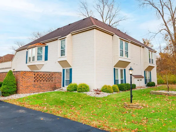 8253 Colony Dr, Grosse Ile, MI 48138