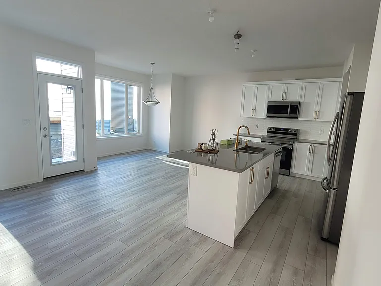 40 Carringham Gate NW #M — Photo 2