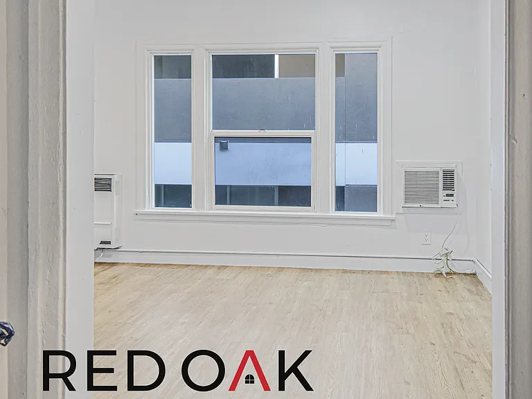 1818 Whitley Ave #206 — Photo 1