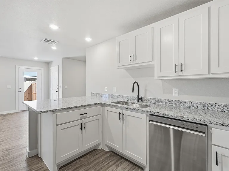 2838 Glennster St — Photo 10