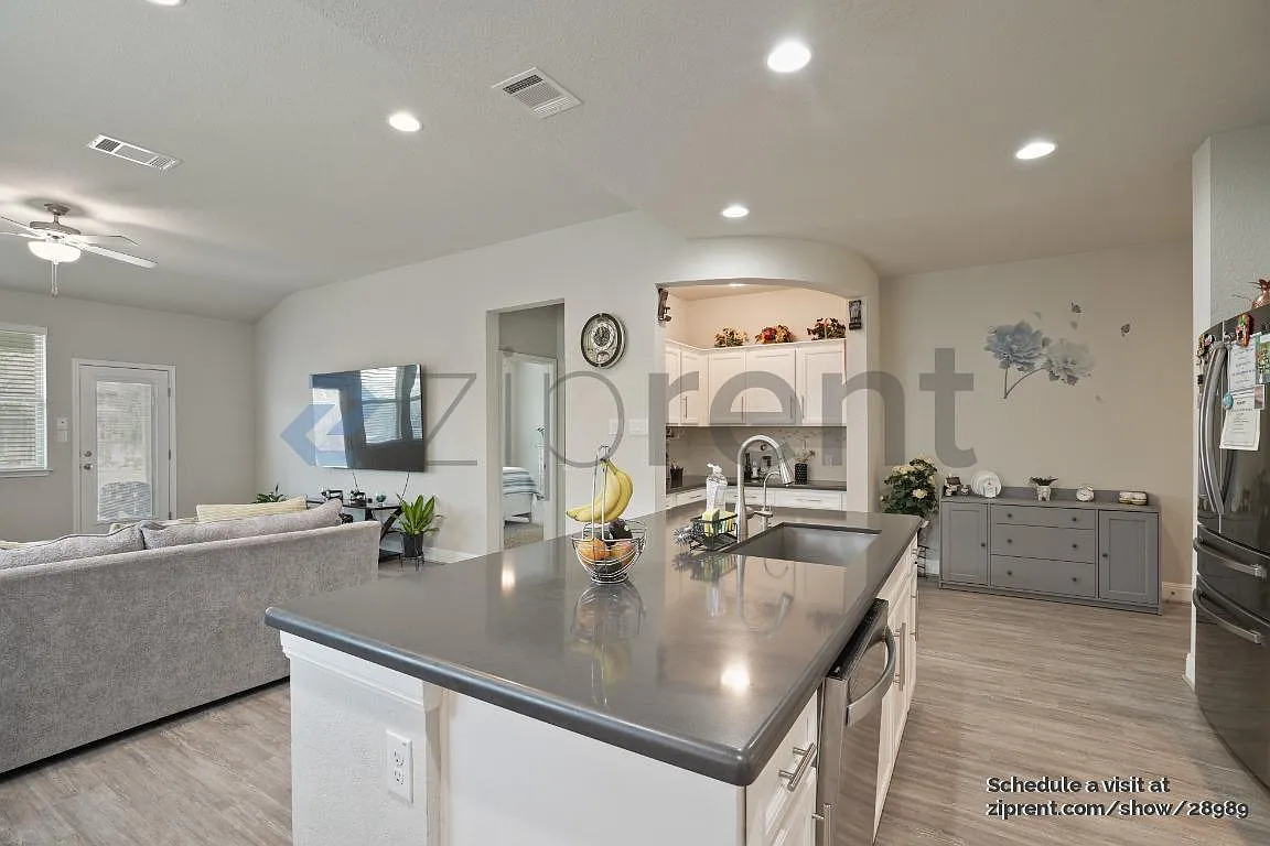 4 bed, 3.5 bath, 2780 sqft, $3,150 — Photo 4