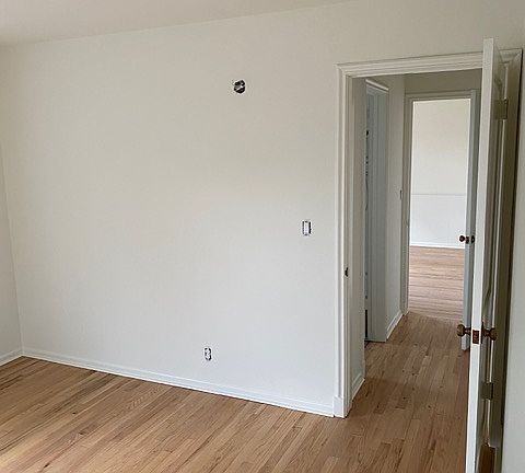 5th image of 639 W Valley View Dr