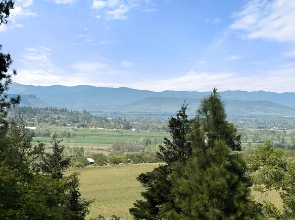 70 Vineyard View Cir, Medford, OR 97501