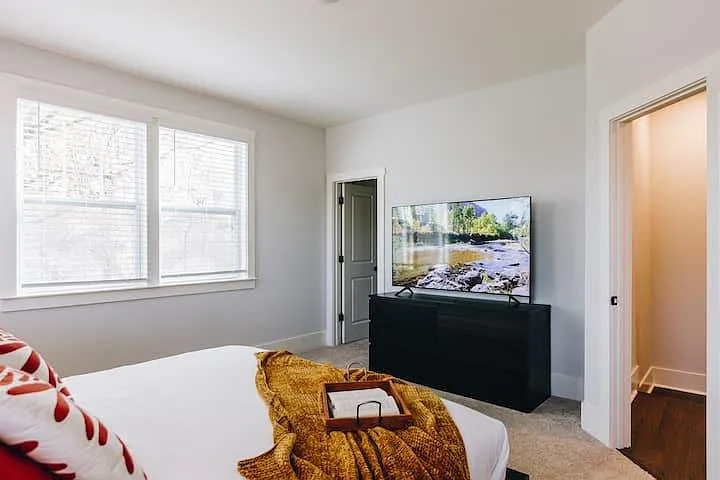 1122 N Alexander St — Photo 58