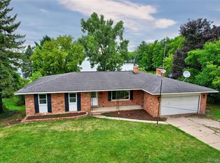 11476 Delmar Dr, Fenton, MI 48430