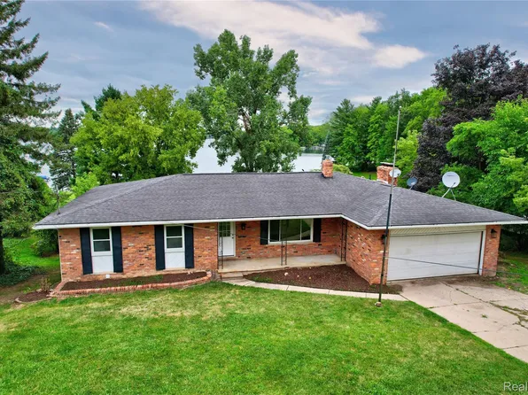 11476 Delmar Dr, Fenton, MI 48430