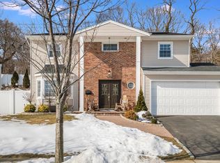 9 Allen Dr, Locust Valley, NY 11560