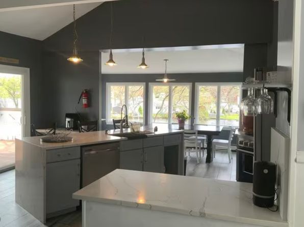 131 Lakeshore Dr