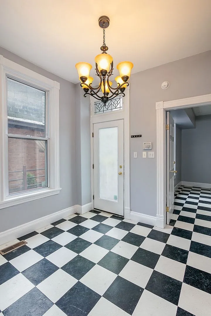 4 bed, 2.5 bath, 2700 sqft, $3,800 — Photo 2