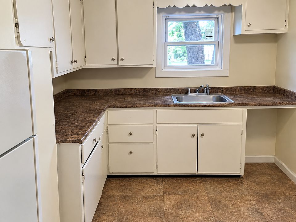 2nd image of 60 Romeyn St #1