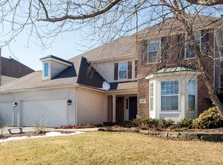 13 S Chestnut Ct, Hawthorn Woods, IL 60047