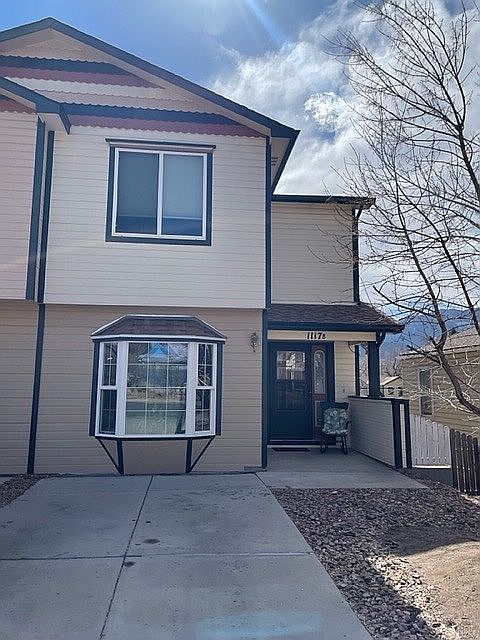 Entry Parking 2cars/1SUV