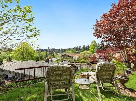 3 bed, 2432 sqft, $1,000 — Photo 4