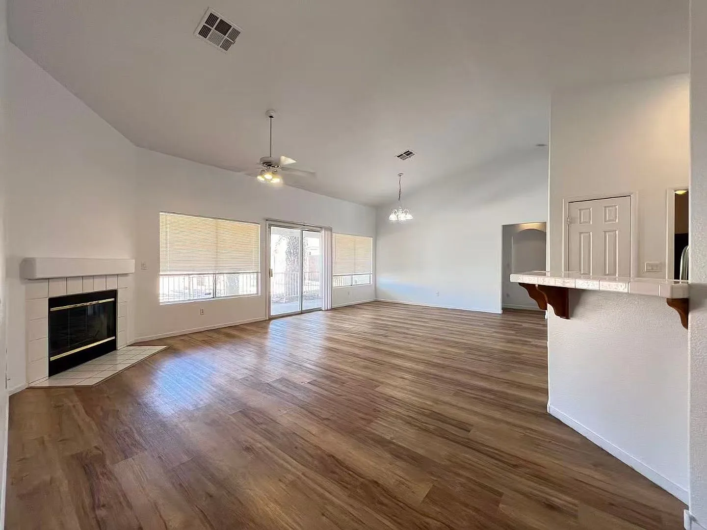 lovely one-story single-family house — Photo 3