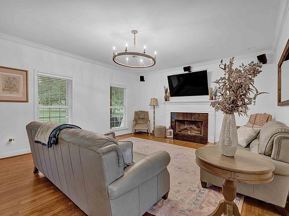 4th image of 28 Briarwood Cir