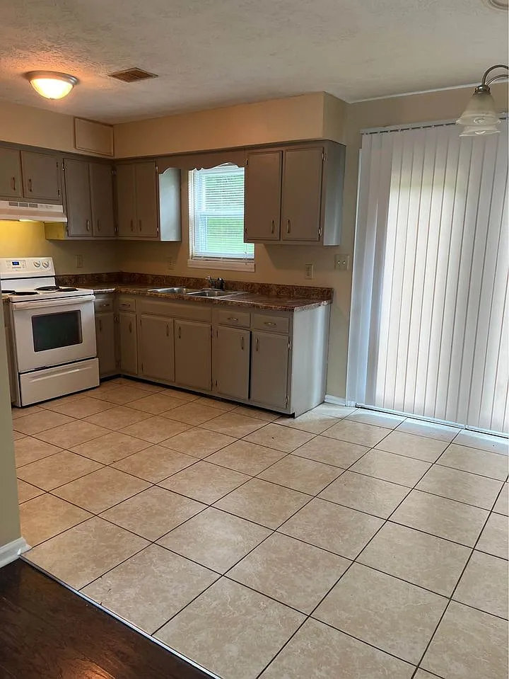 244 Wayne Drive - 244-2B — Photo 3