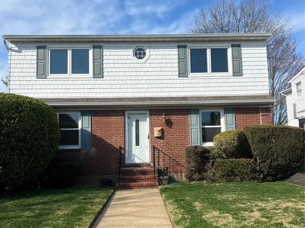 1016 Oaks Dr, Franklin Square, NY 11010