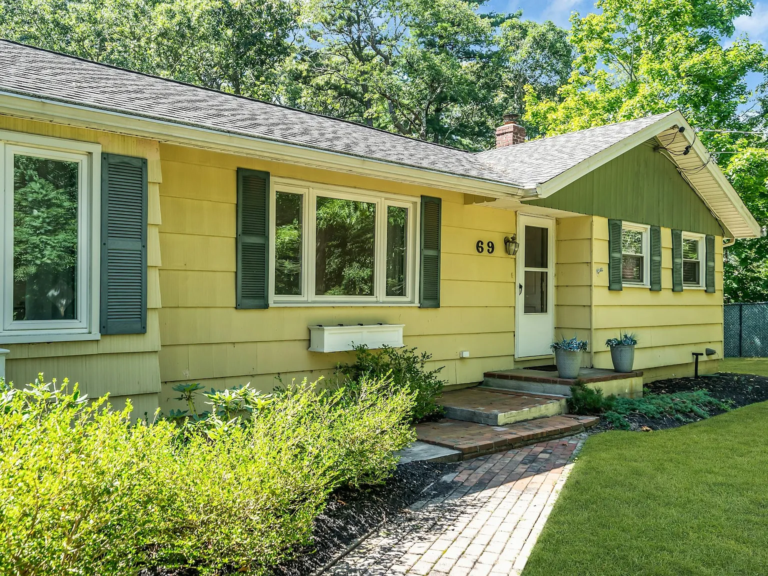 Prime Location with Outdoor Spacious Living — Photo 4
