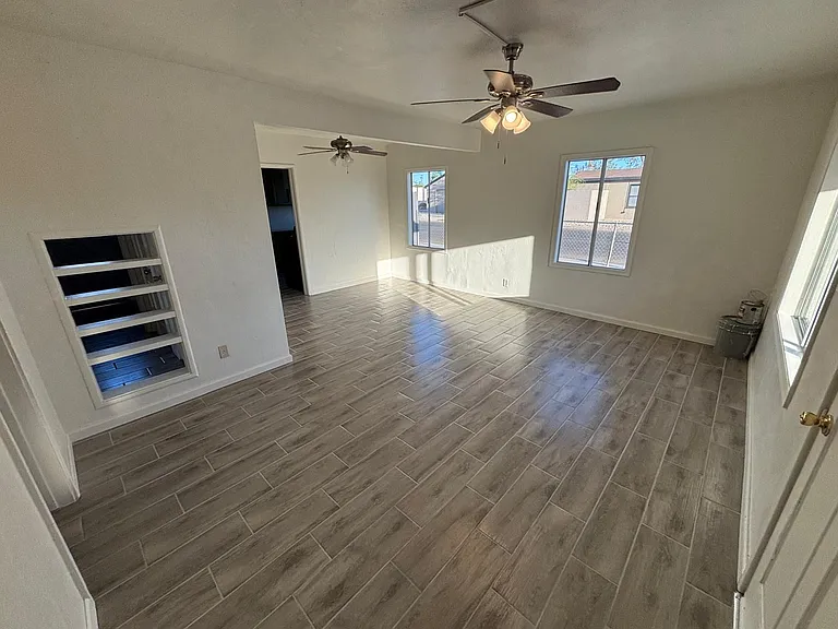 1461 S 6th Ave — Photo 2