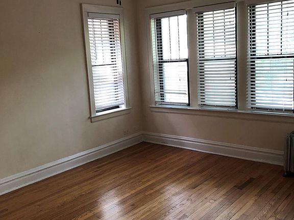 3rd image of 4725 N Leavitt St #1F