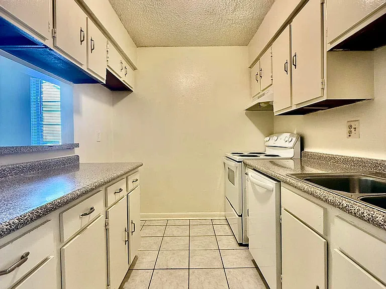 1620 Newport Pl #D — Photo 8