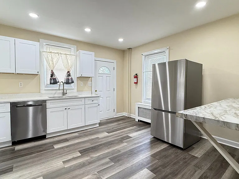2030 Liberty St — Photo 10