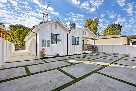 2nd image of 22115 Avenue San Luis