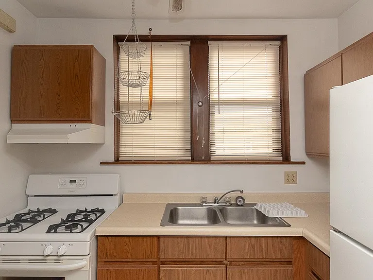 3615 N Paulina St #B3 — Photo 2