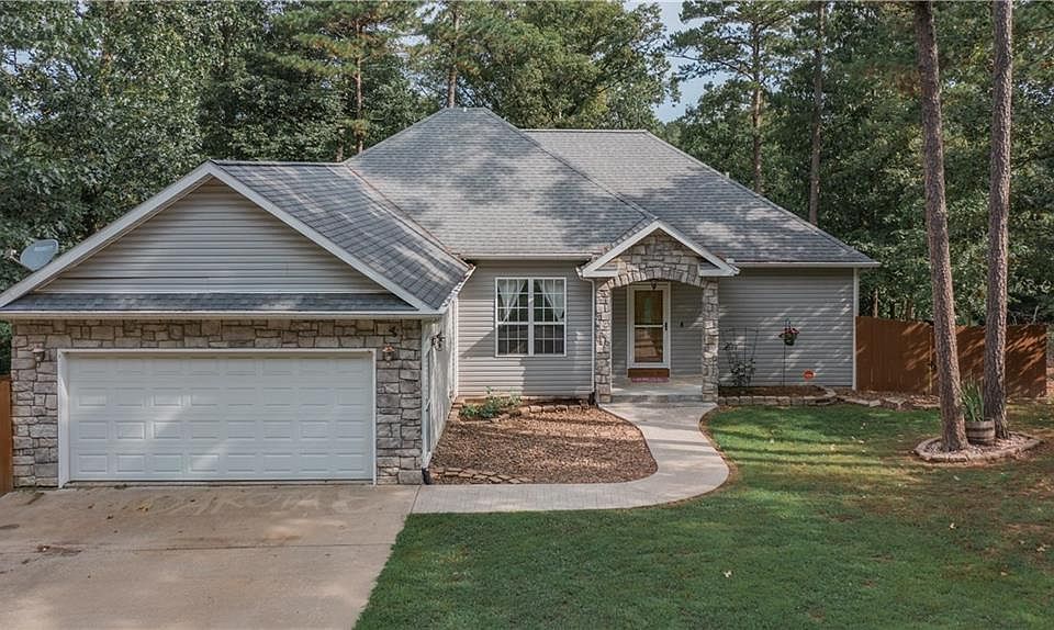 1st image of 18 Fleetwood Dr
