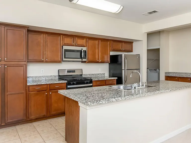 Vineyards at Palm Desert Apartment Homes — Photo 77