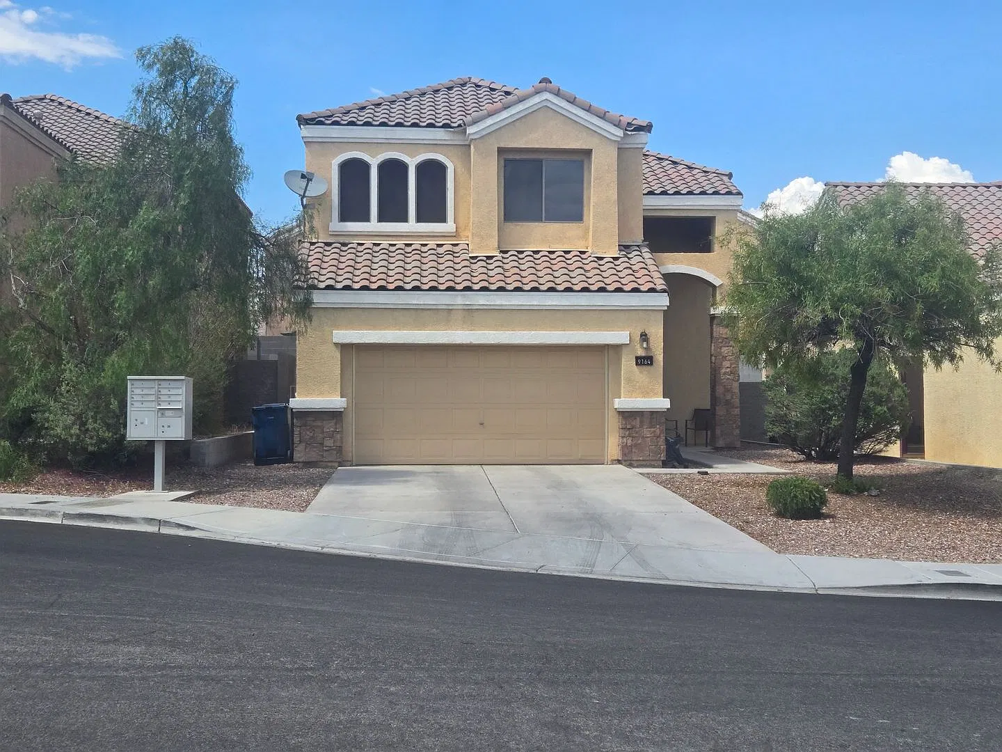 A Beautiful 4 Bed/2.5 Bath 2 Car Garage At Centenial Hills — Photo 2