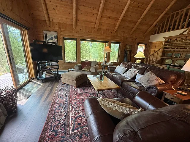 1976 Hamilton Creek Rd — Photo 15