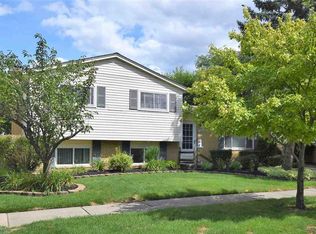32324 Bristol Ct, Fraser, MI 48026