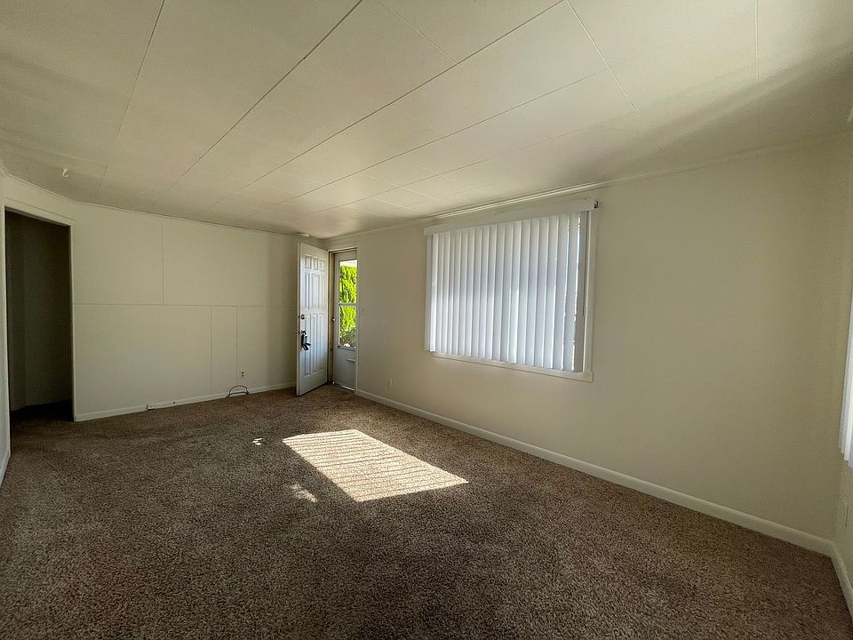 2nd image of 3015 E Augusta Ave