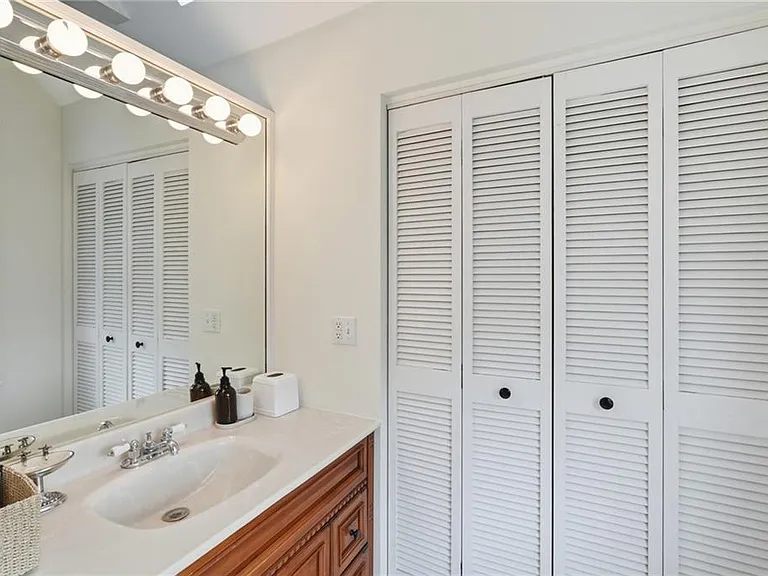 52 Berkeley Ave — Photo 32