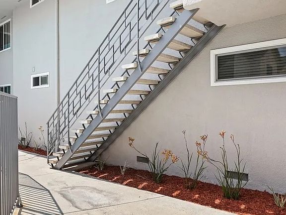 4th image of 1119 Huntington Dr APT 5