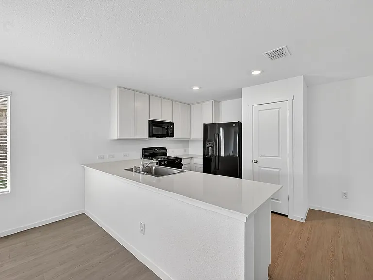 2021 Derby Ln — Photo 4