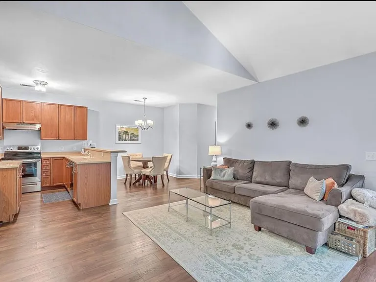 507 S Elgin Ct — Photo 6